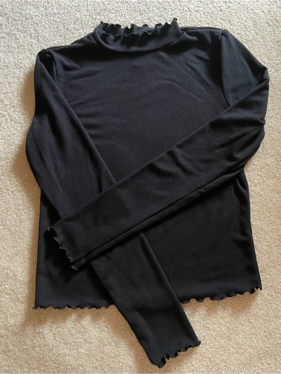 Forever 21 Tops - Forever 21 Black Ruffle Edge Long-Sleeve Top
